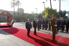 Thủ tướng Iraq Haider al-Abadi và Thủ tướng Anh Theresa May duyệt đội danh dự trong lễ đón tại Baghdad ngày 29/11. (Nguồn: THX/TTXVN)