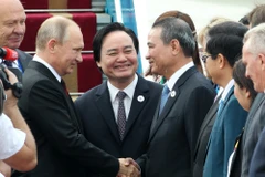 Bộ trưởng Bộ Giáo dục và Đào tạo Phùng Xuân Nhạ đón đoàn tại Sân bay Quốc tế Đà Nẵng sáng 10/11. (Ảnh: TTXVN)