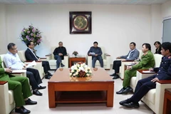 Lãnh đạo Tỉnh Ủy, Ủy ban Nhân dân tỉnh Bắc Ninh trực tiếp xuống Bệnh viện Sản Nhi tỉnh Bắc Ninh chỉ đạo bệnh viện ổn định tổ chức, phối hợp các cơ quan chức năng điều tra nguyên nhân vụ việc. (Ảnh: Thanh Thương/TTXVN)