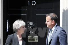 Thủ tướng Anh Theresa May (phải) và Thủ tướng Ireland Leo Varadkar trong cuộc gặp tại London, Anh ngày 19/6. (Nguồn: AFP/TTXVN)