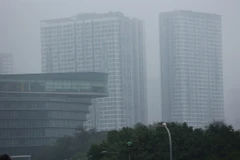Nhiều khu vực ở Hà Nội chìm trong bầu không khí dày đặc. (Ảnh: Hoài Nam/Vietnam+)