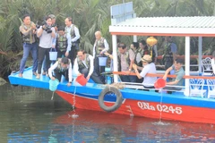 Các đại biểu tham gia thả cá giống tại vùng nước tự nhiên ở khu vực Hội An, tỉnh Quảng Nam. (Ảnh: PV/Vietnam+)