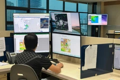 Chuyên gia khí tượng thủy văn theo dõi diễn biễn bão số 3. (Ảnh: PV/Vietnam+)