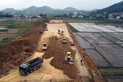Nhà thầu thi công một đoạn tuyến cao tốc Bắc-Nam giai đoạn 2017-2020. (Ảnh: Huy Hùng/Vietnam+)