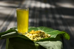 Trong các món chế biến từ cốm, xôi cốm là một hương vị đặc trưng được nhiều người yêu thích và tìm kiếm. (Ảnh: Hà Anh/TTXVN phát)