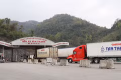 Phương tiện chở hoa quả tươi ra khu vực xuất khẩu cửa khẩu Tân Thanh (Lạng Sơn). (Ảnh: Quang Duy/TTXVN)