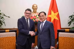 Phó Thủ tướng, Bộ trưởng Ngoại giao Bùi Thanh Sơn tiếp ông Boris Rhein, Thủ hiến bang Hessen (Cộng hòa Liên bang Đức). (Nguồn: Báo Việt Nam&Thế giới)