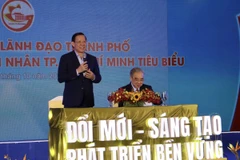 Ông Phan Văn Mãi, Chủ tịch Ủy ban Nhân dân Thành phố Hồ Chí Minh trao đổi với doanh nhân tại buổi lễ. (Ảnh: Xuân Anh/TTXVN)