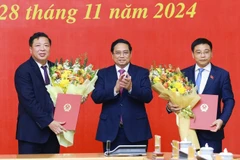 Thủ tướng Phạm Minh Chính trao Quyết định của Chủ tịch nước bổ nhiệm ông Nguyễn Văn Thắng giữ chức Bộ trưởng Bộ Tài chính và ông Trần Hồng Minh giữ chức Bộ trưởng Bộ Giao thông Vận tải. (Ảnh: Dương Giang/TTXVN)