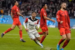 Omar Marmoush (áo trắng) khiến Bayern mất chiến thắng ở phút bù giờ. (Nguồn:
