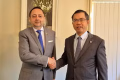 Đại sứ Việt Nam tại Australia Phạm Hùng Tâm (bên phải) và Đại sứ Ecuador tại Australia Arturo Cabrera-Hidalgo. (Ảnh: TTXVN phát)