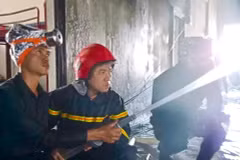 Lực lượng Cảnh sát Phòng cháy chữa cháy và Cứu nạn cứu hộ Công an huyện Tân Biên, tỉnh Tây Ninh hỗ trợ chữa cháy tại casino ở Campuchia. (Ảnh: TTXVN phát)