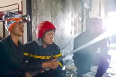 Lực lượng Cảnh sát Phòng cháy chữa cháy và Cứu nạn cứu hộ Công an huyện Tân Biên, tỉnh Tây Ninh hỗ trợ chữa cháy tại casino ở Campuchia. (Ảnh: TTXVN phát)