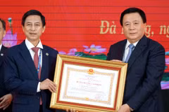 Giáo sư, Tiến sỹ Nguyễn Xuân Thắng trao Huân chương Lao động hạng Ba cho Học viện Chính trị khu vực III. (Ảnh: Quốc Dũng/TTXVN)
