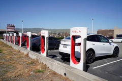 Trạm sạc điện của Tesla tại San Bruno, California, Mỹ. (Ảnh: THX/TTXVN)