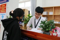 Hỗ trợ giải quyết thủ tục hành chính ngoài giờ làm việc cho người dân tại phường Tân Phong, thành phố Biên Hòa, tỉnh Đồng Nai. (Ảnh: Lê Xuân/TTXVN)