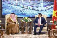 Thủ tướng Phạm Minh Chính tiếp ông Abdulla Mohammed Al Zamil, Chủ tịch Công ty đầu tư công nghiệp Zamil. (Ảnh: Dương Giang/TTXVN)