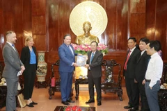 Đại sứ Marc Knapper tặng quà cho Bí thư Thành ủy Cần Thơ Nguyễn Văn Hiếu. (Ảnh: Ngọc Thiện/TTXVN)