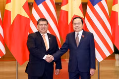 Chủ tịch Quốc hội Trần Thanh Mẫn đón Chủ tịch Hạ viện Malaysia Tan Sri Dato’ Johari Bin Abdul. (Ảnh: Doãn Tấn/TTXVN)