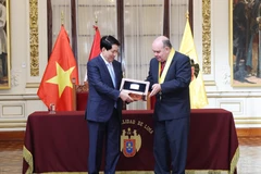 Thị trưởng Rafael Lopez trao chìa khóa thành phố Lima tặng Chủ tịch nước Lương Cường. (Ảnh: Lâm Khánh/TTXVN)
