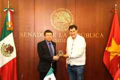 Chủ tịch Thượng viện Mexico Gerardo Fernández Noroña tặng quà lưu niệm cho Đại sứ mới được bổ nhiệm Nguyễn Văn Hải. (Ảnh: Phi Hùng/TTXVN)