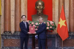 Tổng Bí thư, Chủ tịch nước Tô Lâm trao quyết định bổ nhiệm Đại sứ, Trưởng đại diện Việt Nam ở nước ngoài nhiệm kỳ 2024-2027 cho Thứ trưởng Bộ Ngoại giao Đỗ Hùng Việt. (Ảnh: Lâm Khánh/TTXVN)