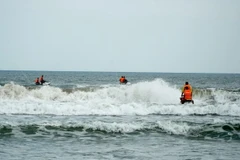 Lực lượng tìm kiếm cứu nạn khẩn trương tìm kiếm nạn nhân mất tích tại bãi tắm Sao Biển, Đà Nẵng. (Ảnh: Quốc Dũng/TTXVN)