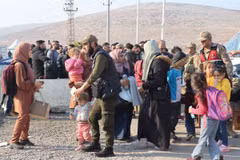 Người dân Syria trở về quê hương qua cửa khẩu biên giới Cilvegozu ở Reyhanli, tỉnh Hatay, Thổ Nhĩ Kỳ, ngày 10/12/2024. (Ảnh: THX/TTXVN)