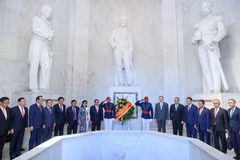 Thủ tướng Phạm Minh Chính và Phu nhân đặt hoa tại Khu tưởng niệm Lãnh đạo lập quốc Dominicana. (Ảnh: Dương Giang/TTXVN)