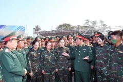 Đại tướng, Bộ trưởng Quốc phòng Phan Văn Giang trao đổi, rút kinh nghiệm với lực lượng đặc công tham gia biểu diễn phục vụ triển lãm. (Ảnh: Trọng Đức/TTXVN)
