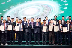 Chủ tịch Quốc hội Trần Thanh Mẫn và Chủ tịch Hội Nông dân Việt Nam Lương Quốc Đoàn với các nông dân Việt Nam xuất sắc. (Ảnh: Thống Nhất/TTXVN)