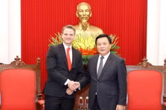 Ông Nguyễn Xuân Thắng tiếp Phó Chủ tịch Đảng Cánh tả Đức Maximilian Schirmer. (Ảnh: Phương Hoa/TTXVN)