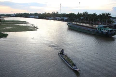 Mực nước cao trên sông Hậu kết hợp với triều cường. (Ảnh: Nguyễn Hằng/TTXVN)