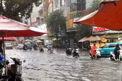Mưa lớn kèm sấm chớp, gây ngập trên diện rộng tại nhiều khu vực ở Thành phố Hồ Chí Minh. (Ảnh: Hồng Giang/TTXVN)