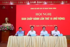 Các đồng chí Thường trực Đảng ủy Khối chủ trì. (Ảnh: Văn Điệp/TTXVN)