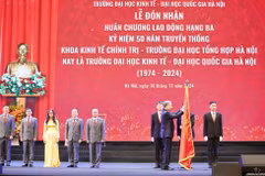 Tổng Bí thư Tô Lâm trao tặng Huân chương Lao động hạng Ba cho Trường Đại học Kinh tế - Đại học Quốc gia Hà Nội nhân dịp kỷ niệm 50 năm ngày thành lập trường. (Ảnh: Thống Nhất/TTXVN)