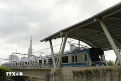 Đoàn tàu đầu tiên của tuyến Metro số 1 (Bến Thành-Suối Tiên) chạy thử nghiệm. (Ảnh: Thanh Vũ/TTXVN)
