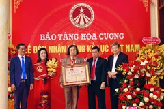 Tổ chức Kỷ lục Việt Nam đã trao bằng chứng nhận cho bảo tàng Hoa Cương. (Ảnh: Hữu Quyết/TTXVN)