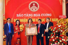Tổ chức Kỷ lục Việt Nam đã trao bằng chứng nhận cho bảo tàng Hoa Cương. (Ảnh: Hữu Quyết/TTXVN)