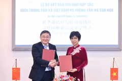 Tổng Giám đốc Thông tấn xã Việt Nam Vũ Việt Trang và Phó Tổng biên tập Tân hoa xã Nhậm Vệ Đông ký kết hợp tác biên bản ghi nhớ về nguyên tắc đối với các kế hoạch hợp tác trong năm 2025. (Ảnh: Minh Đức/TTXVN)