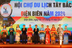 Đại biểu tham gia cắt băng khai mạc hội chợ. (Ảnh: Phan Quân/TTXVN)