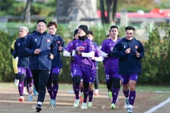 Do nhiệt độ ngoài trời lúc chiều về tối có xu hướng giảm xuống khá nhanh, nên HLV trưởng Kim Sang Sik quyết định đẩy lịch tập của đội lên sớm hơn khoảng 45 phút so với kế hoạch ban đầu. (Nguồn: VFF)