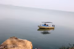 Việc kiểm tra, kiểm soát các hoạt động trên hồ Dầu Tiếng được đảm bảo. (Ảnh: Thanh Tân/TTXVN)