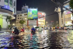 Một phần khu vực vòng xoay Đèn 4 Ngọn, thành phố Long Xuyên, An Giang ngập sâu trong nước. (Ảnh: Thanh Sang/TTXVN)