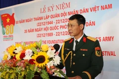 Tùy viên Quốc phòng Việt Nam tại Nam Phi, Đại tá Trần Văn Hiếu phát biểu tại lễ kỷ niệm. (Ảnh: Hồng Minh/TTXVN)