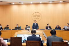 Phó Chủ tịch Ủy ban nhân dân thành phố Hà Nội Chử Xuân Dũng họp với các cơ quan chức năng về công tác phòng chống dịch bệnh. (Ảnh: PV/Vietnam+)