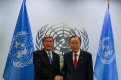Ủy viên Bộ Chính trị, Thường trực Ban Bí thư Đinh Thế Huynh gặp Tổng Thư ký LHQ Ban Ki-moon. (Ảnh: Hoài Thanh/Vietnam+)