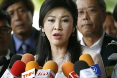 Bà Yingluck Shinawatra (giữa) trả lời báo giới tại Bangkok ngày 18/5. (Nguồn: EPA/TTXVN)