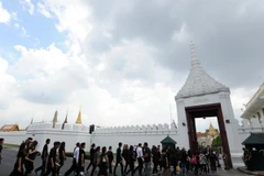 Người dân Thái Lan đến viếng Nhà vua Bhumibol Adulyadej tại Hoàng cung ở thủ đô Bangkok ngày 15/10. (Nguồn: THX/TTXVN)
