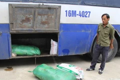 Số nội tạng được vận chuyển bằng xe khách bị bắt giữ tại cơ quan công an. (Ảnh: Trịnh Duy Hưng/TTXVN)